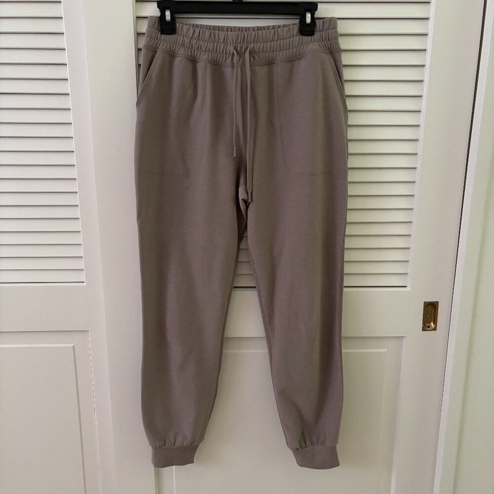 Beyond Yoga Taupe Joggers in XS